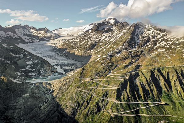 Vue aérienne d'une route sinueuse dans les montagnes