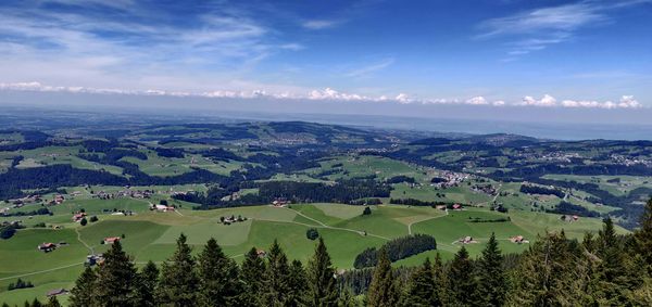 Une vallée avec des maisons et des forêts