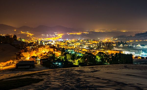 Les nombreuses lumières d'une ville la nuit