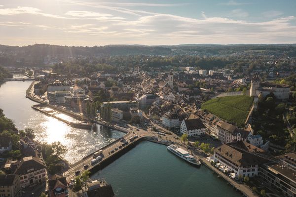 Vue aérienne d'une ville avec une forteresse