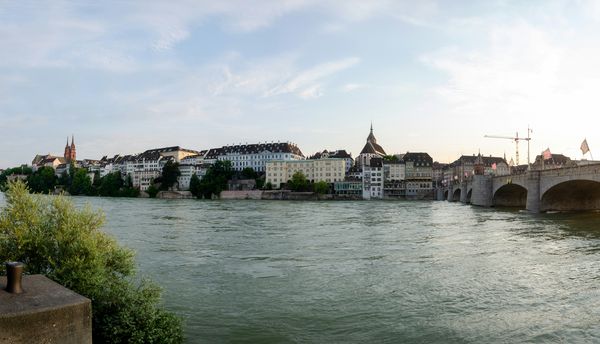 Photo d'une ville au bord d'un fleuve