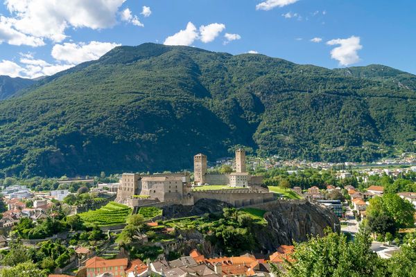 Vue sur un château perché sur une colline