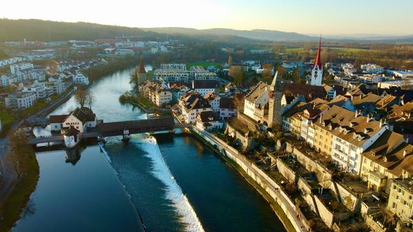 Vue aérienne d'une ville au bord d'un fleuve
