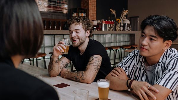 Foto Männer in Bar mit Bier