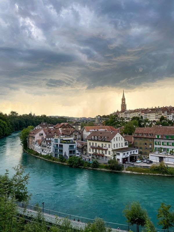 Vue sur une ville au bord d'un fleuve