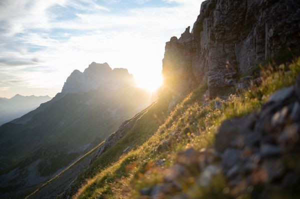 Photo de montagnes au lever du soleil