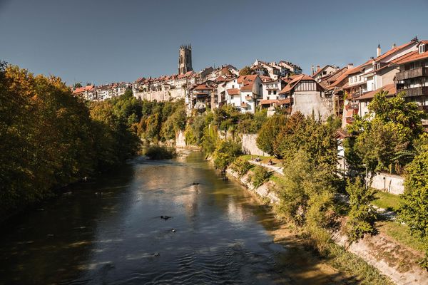 Vue sur une ville au bord d'un fleuve