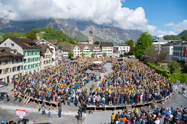 Photo foule sur la place du village