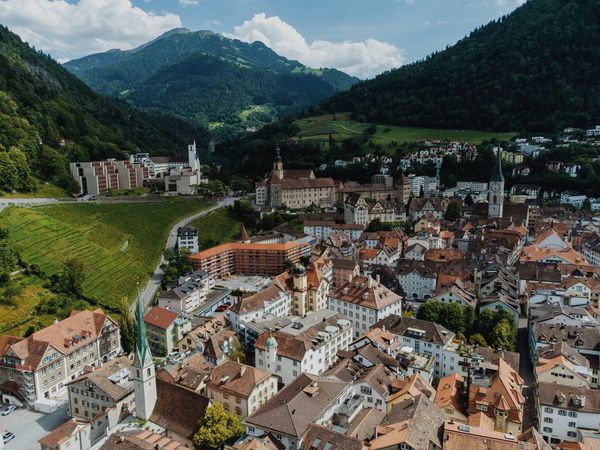 Vue sur une ville entourée de collines