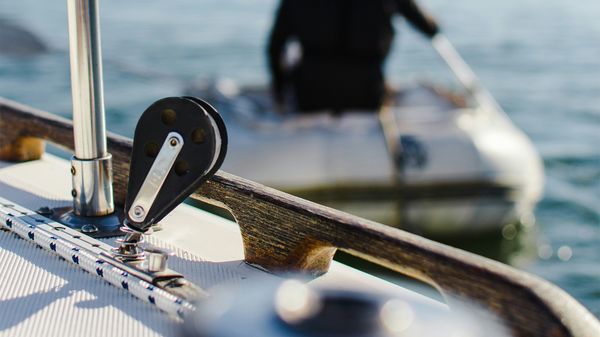 Foto Segelboot mit Schlauchboot