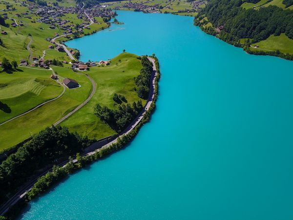 Vue aérienne d'un village au bord d'un lac