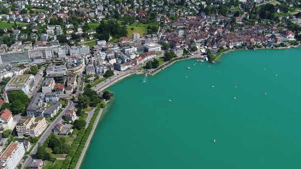 Vue aérienne d'une ville au bord d'un lac