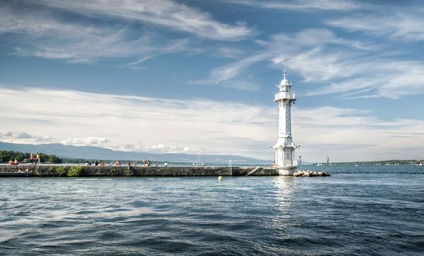 Photo phare au bord d'un lac